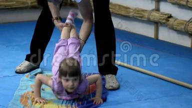 小女孩在健身房训练，从地板上<strong>扭动</strong>